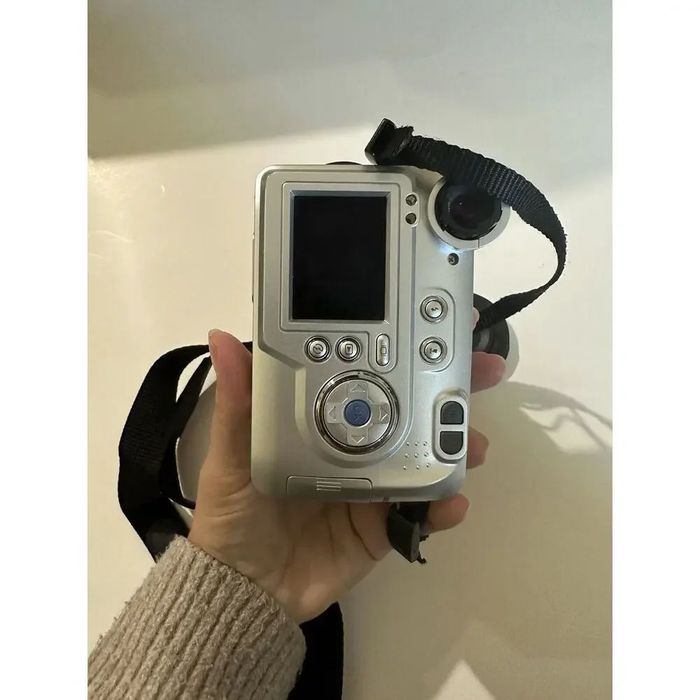 HP Photosmart 850 4.1MP Compact Digital Camera Silver For PARTS / Repair Only‎